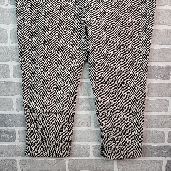 Chico's Crop Zebra Style Print Crop Leg Caucho Capri Pants Women's Size 1 - Picture 12 of 16